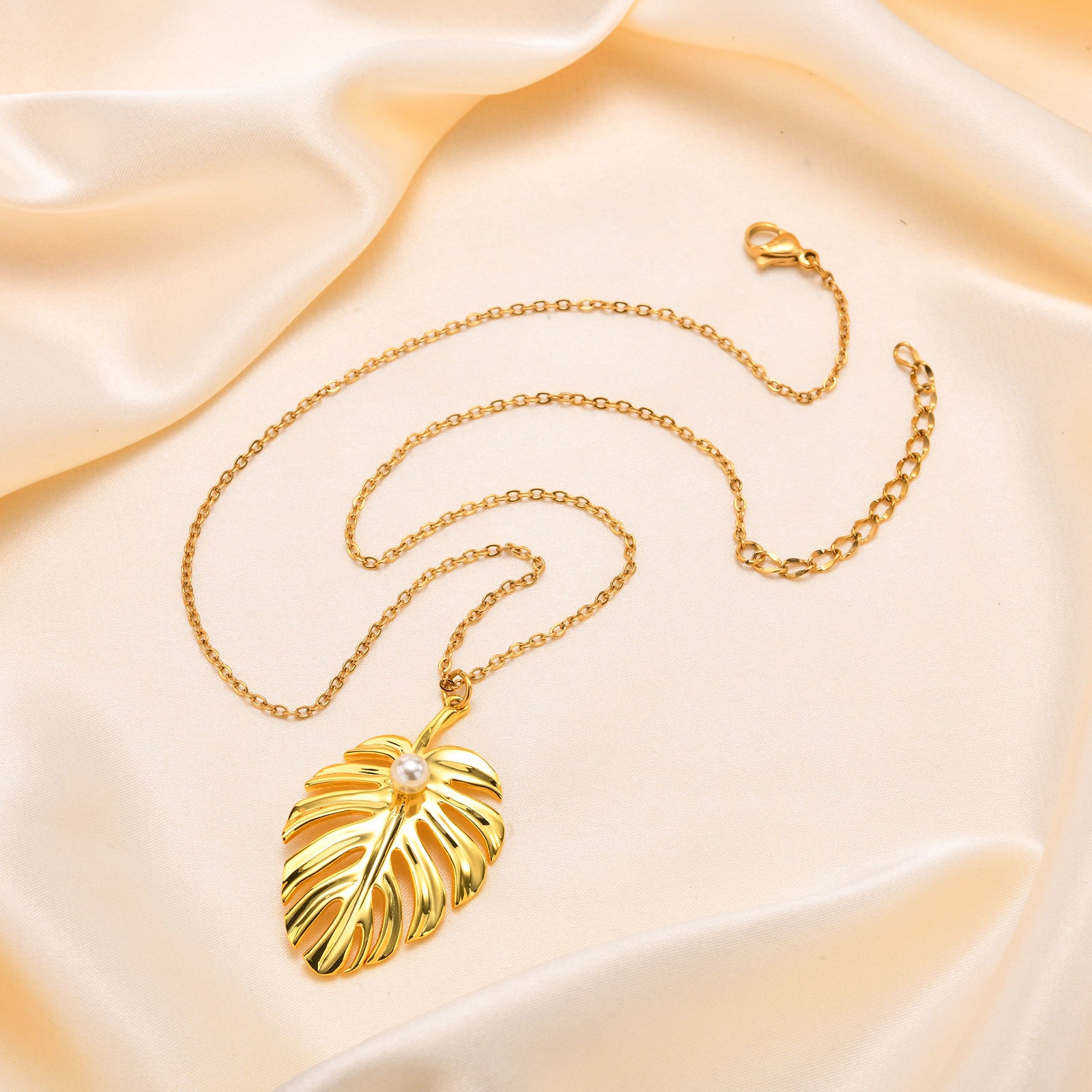 Leaf Pendant Necklace