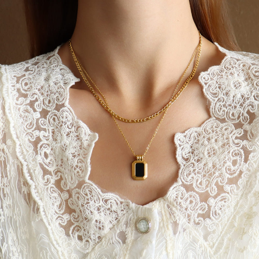 Midnight Frame Necklace